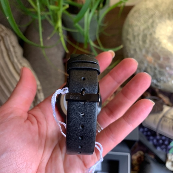 SOLD⛔️Authentic BOSS 42 Ionic plated steel leather watch - Picture 10 of 13